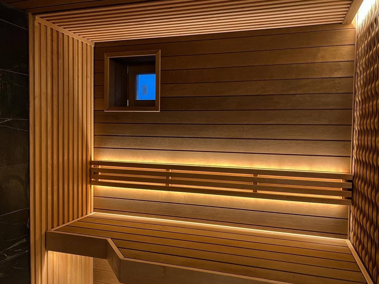 Уникальная парная в Юкках с огромным 3D панно из дикорастущего тика. Печь ручной работы и даже дровник между полками. SaunaTopMasters