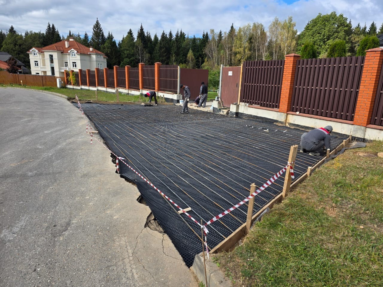 Заливка бетонной площадки у дома — прочное основание для парковки или террасы. Ровная поверхность и чёткие края — готово к дальнейшему благоустройству.