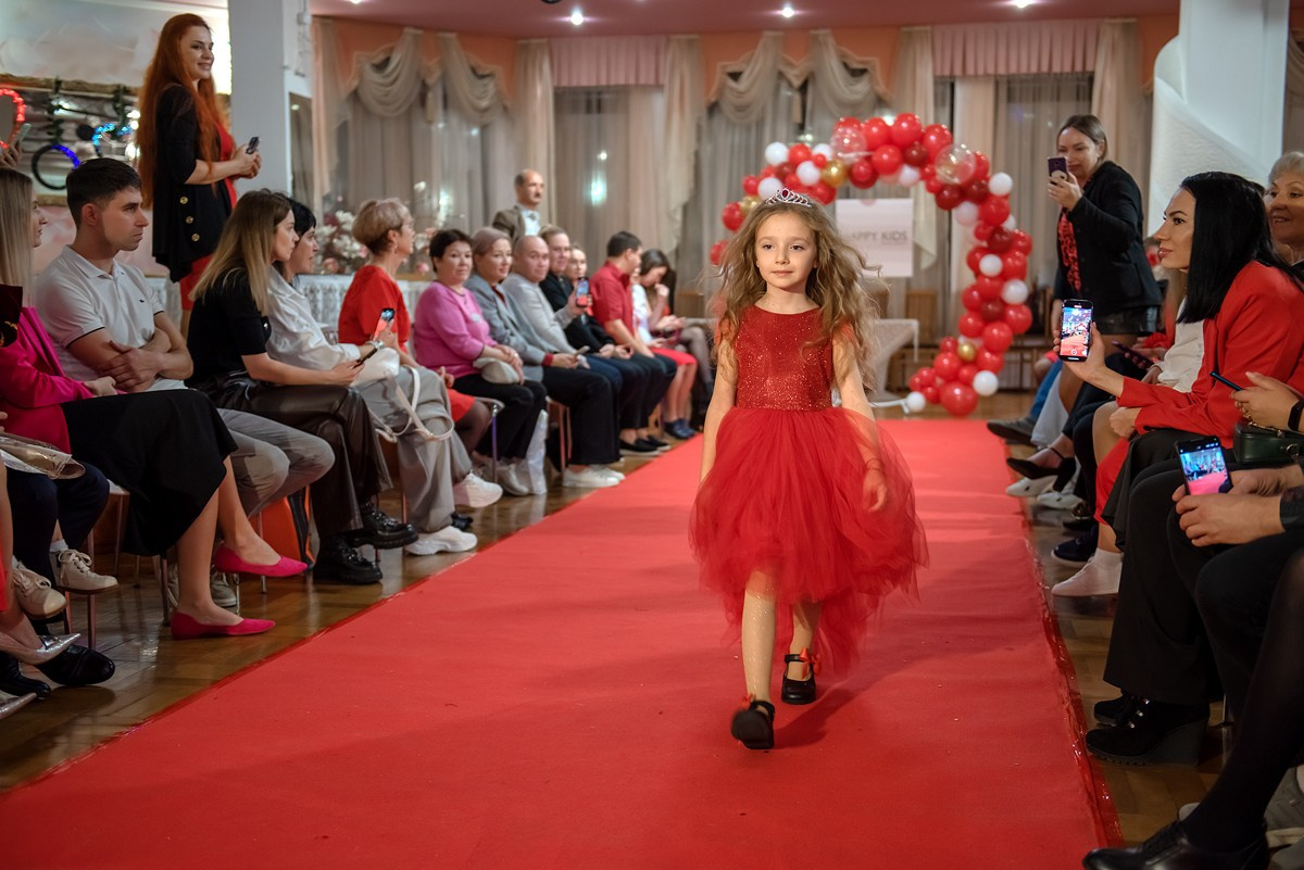 Выпускной в детской школе моделей HAPPYkids 2024. Семейный и коммерческий фотограф в Сочи Александр Бодунов