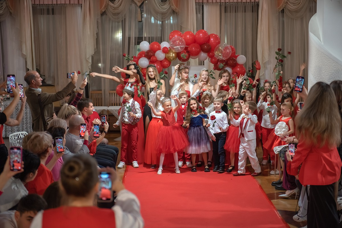 Выпускной в детской школе моделей HAPPYkids 2024. Семейный и коммерческий фотограф в Сочи Александр Бодунов