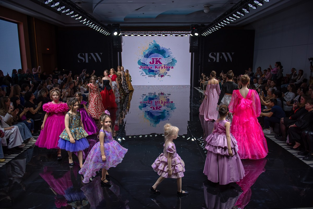 SochiFashionWeek2024 дизайнер Юлия Крылова. Семейный и коммерческий фотограф в Сочи Александр Бодунов