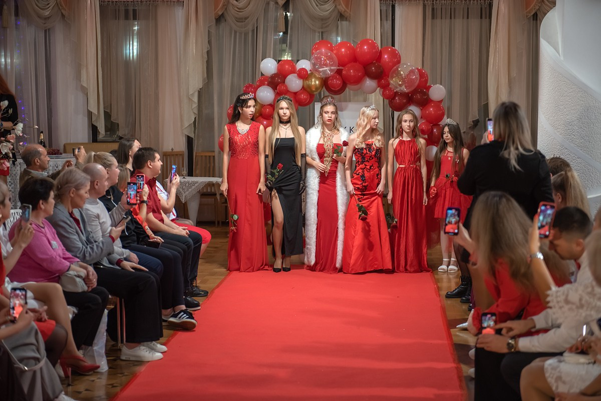 Выпускной в детской школе моделей HAPPYkids 2024. Семейный и коммерческий фотограф в Сочи Александр Бодунов
