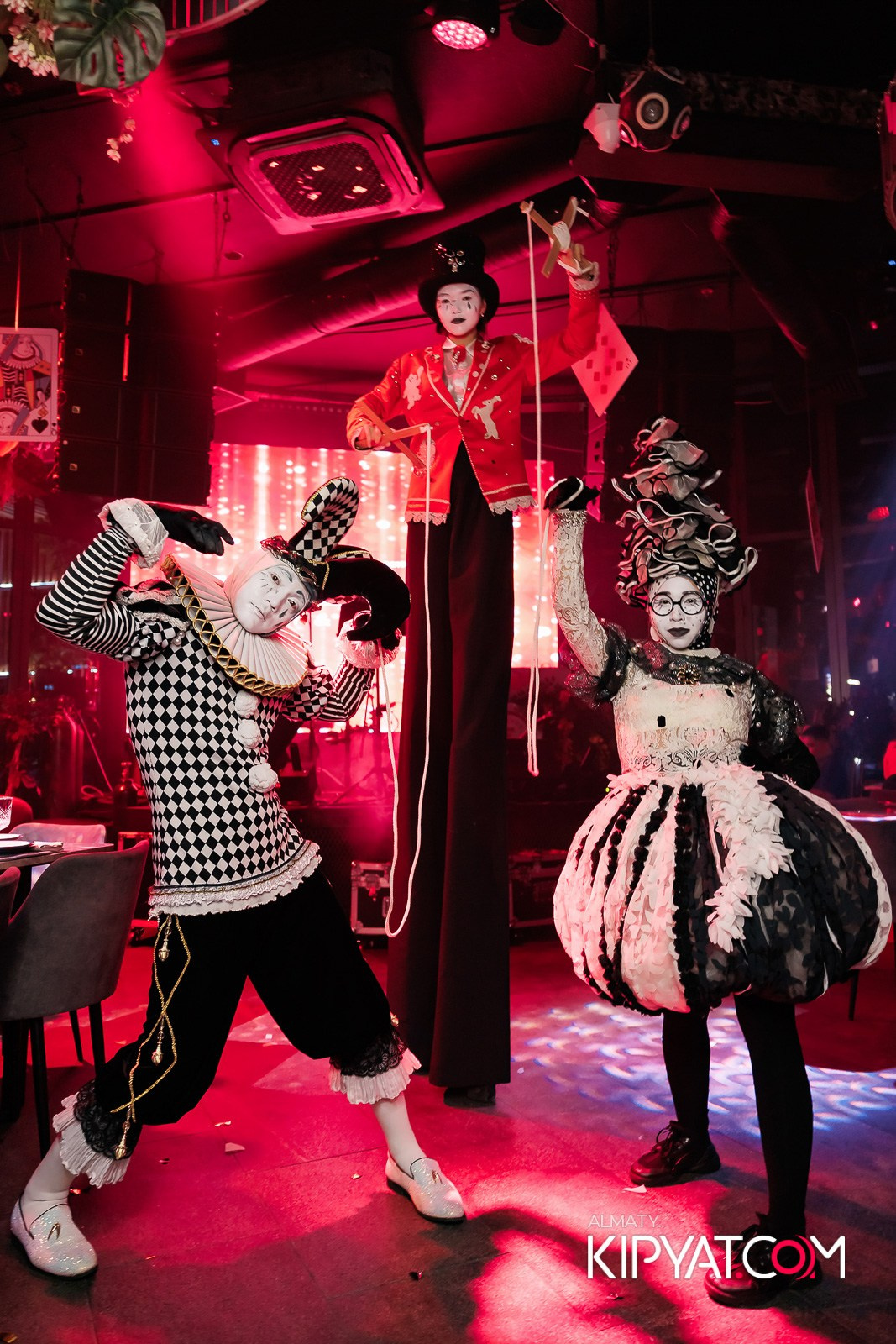 FRIENDS BAR & TERRACE. КИПЯТКОМ АЛМАТЫ!