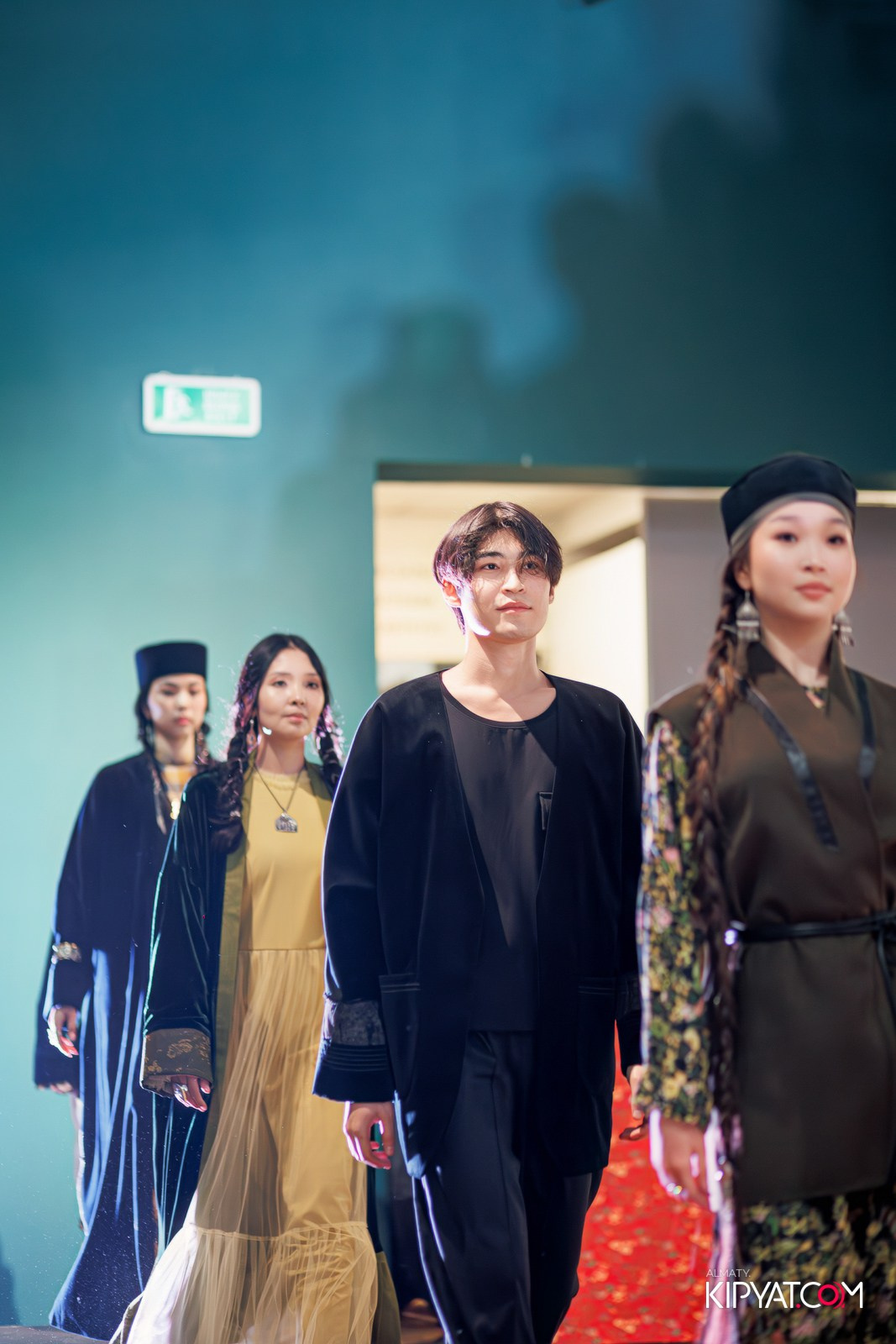 FASHION ПОКАЗ, КАЗАХСКОЙ НАЦИОНАЛЬНОЙ ОДЕЖДЫ. КИПЯТКОМ АЛМАТЫ!