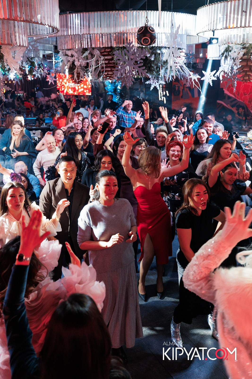 FRIENDS BAR & TERRACE. КИПЯТКОМ АЛМАТЫ!