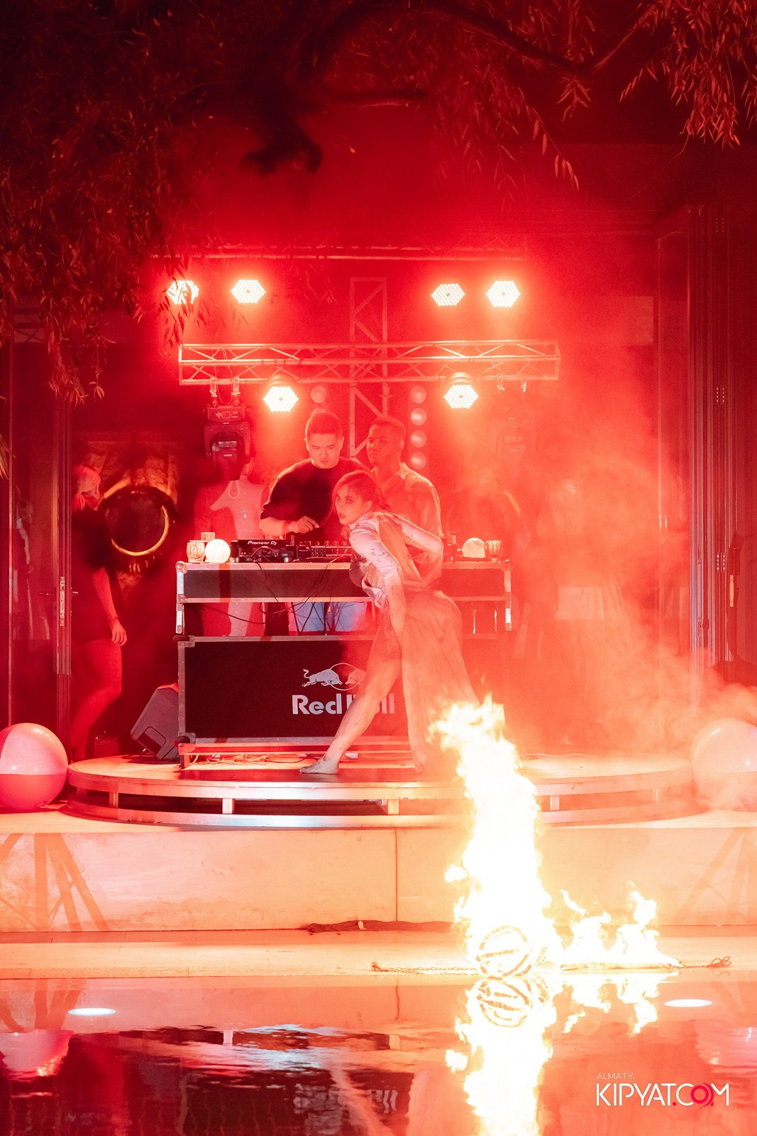 EDEN POOL & BAR. КИПЯТКОМ АЛМАТЫ!