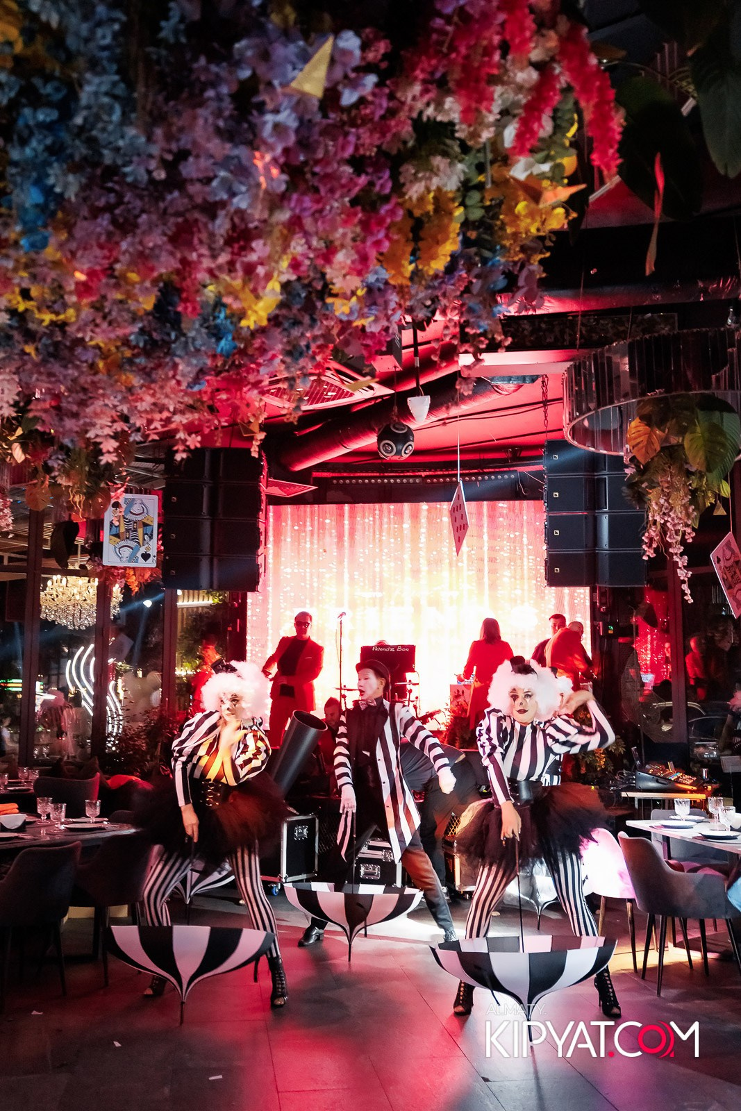 FRIENDS BAR & TERRACE. КИПЯТКОМ АЛМАТЫ!