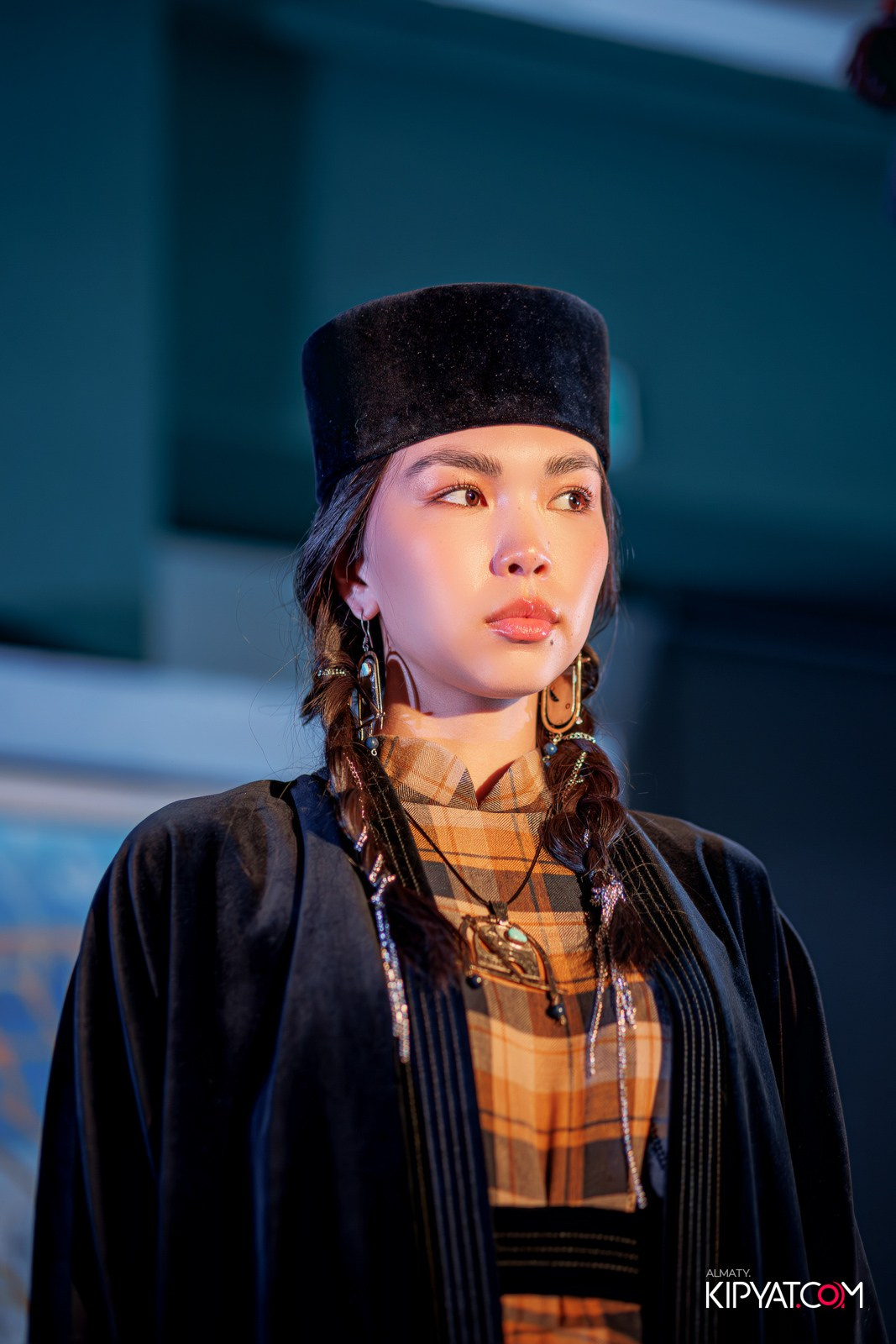 FASHION ПОКАЗ, КАЗАХСКОЙ НАЦИОНАЛЬНОЙ ОДЕЖДЫ. КИПЯТКОМ АЛМАТЫ!