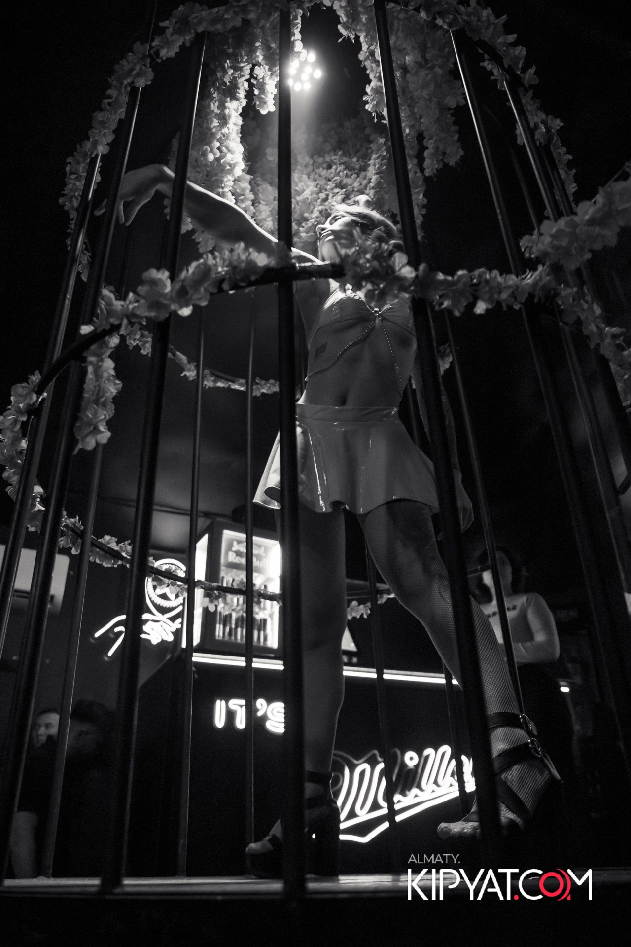 UYAT EMES BAR. КИПЯТКОМ АЛМАТЫ!