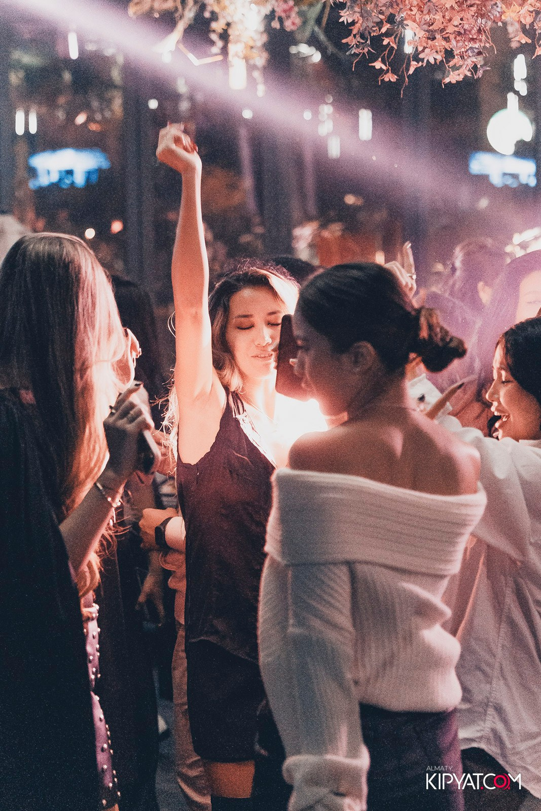 FRIENDS BAR & TERRACE. КИПЯТКОМ АЛМАТЫ!