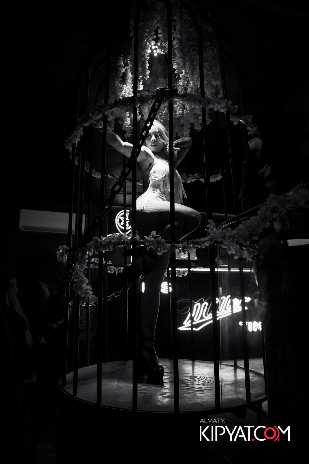 UYAT EMES BAR. КИПЯТКОМ АЛМАТЫ!