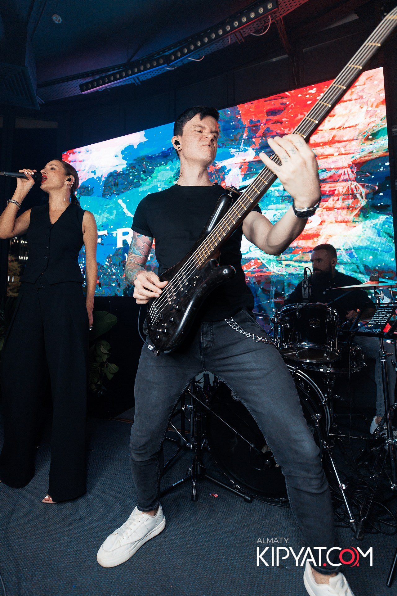 Friends bar & terrace. КИПЯТКОМ АЛМАТЫ!