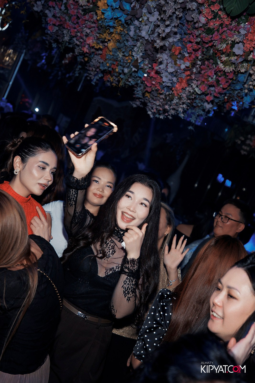 FRIENDS BAR & TERRACE. КИПЯТКОМ АЛМАТЫ!