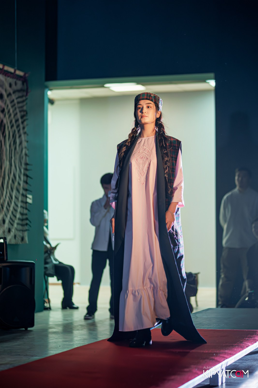 FASHION ПОКАЗ, КАЗАХСКОЙ НАЦИОНАЛЬНОЙ ОДЕЖДЫ. КИПЯТКОМ АЛМАТЫ!