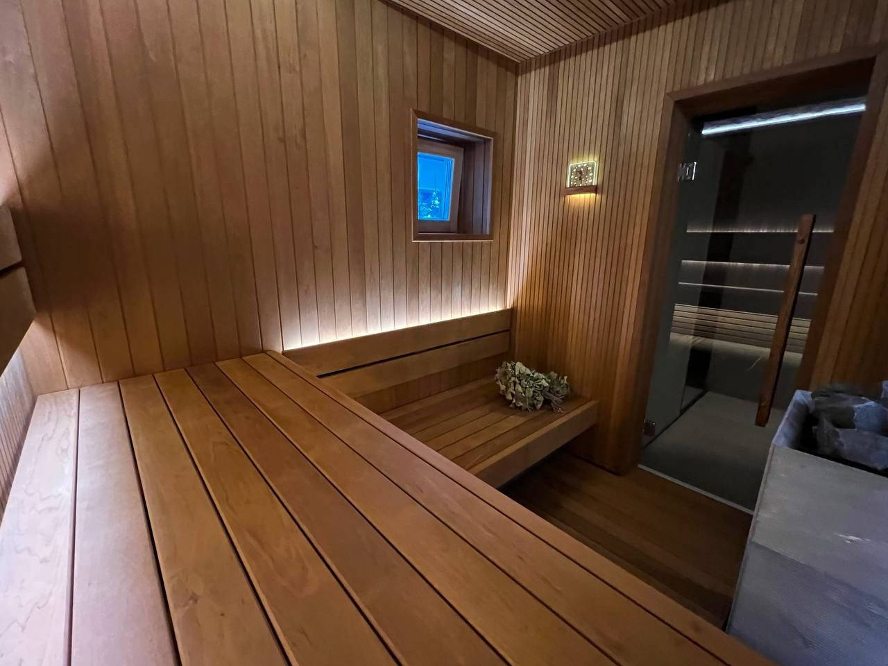 Если очень захотеть- можно найти и установить каменку Tulikivi и вокруг неё собрать отличную парную по дизайн- проекту MBsaun. SaunaTopMasters