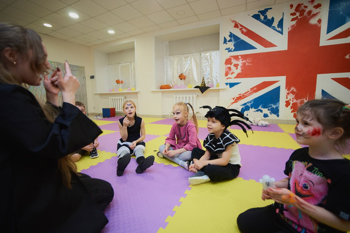 Тематический праздник в языковой школе FunLS. Репортажный и женский фотограф в Новосибирске