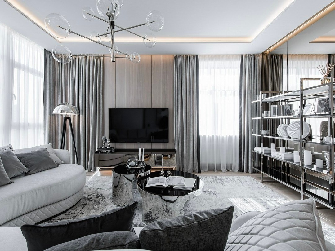 Светлая гостиная с панорамными окнами, дизайнерской мебелью и зеркальной стеной | Валерия Котович