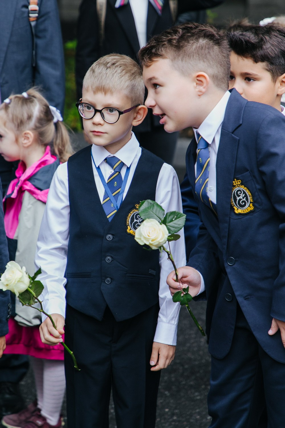 Школьники 1 сентября, линейка. Фотограф крещение венчание в Петербурге! Помогает подобрать храм и посоветовал душевного батюшку в СПб