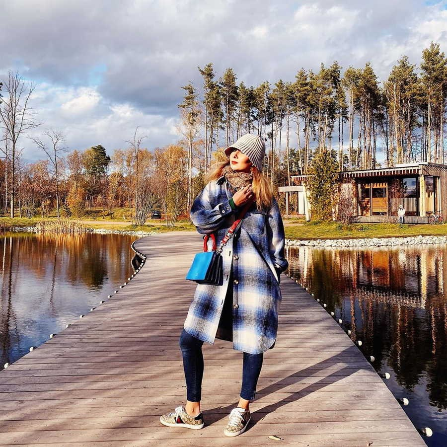 Портретная съёмка в парке — мягкий рассеянный свет сквозь кроны деревьев