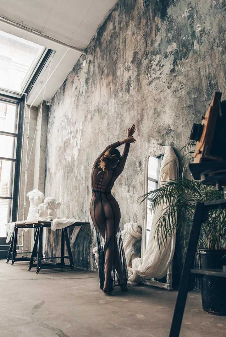 девушка танцует у зеркала 