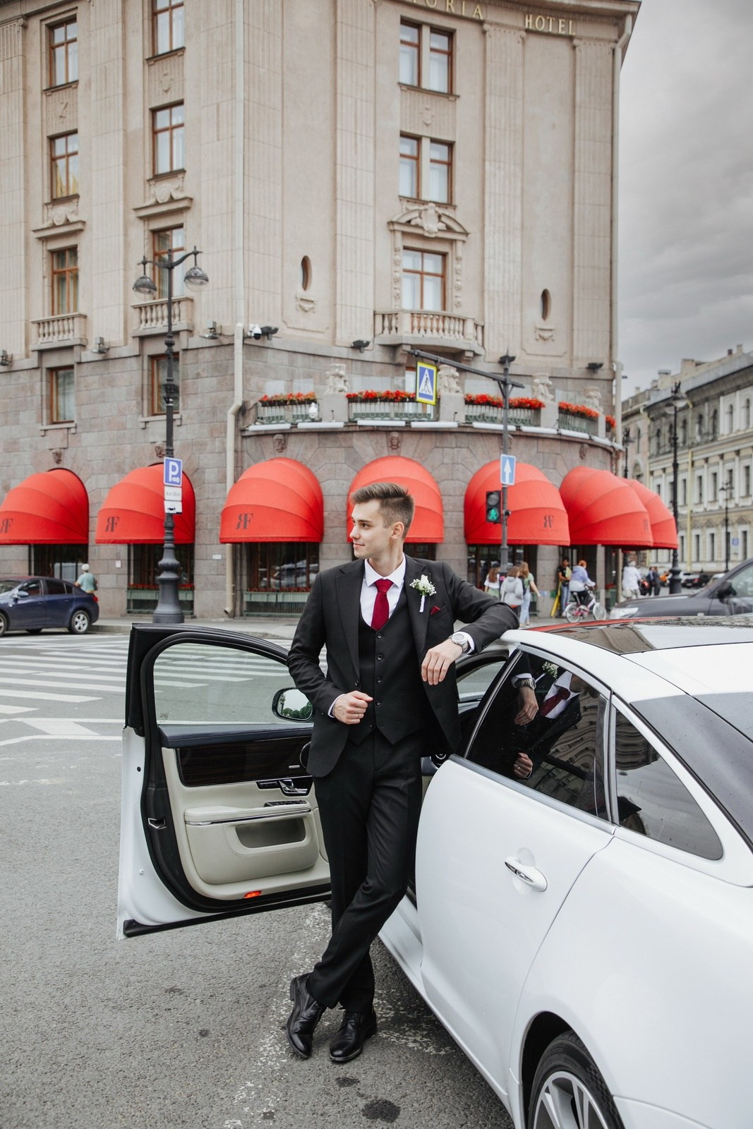 свадебное платье в спб, найти свадебный салон, букет для невесты, хороший ведущий на свадьбу, костюм для жениха, платье для невесты,  подшить свадебное платье, ателье свадебное, фотограф на свадьбу, выпуск, праздник, венчание