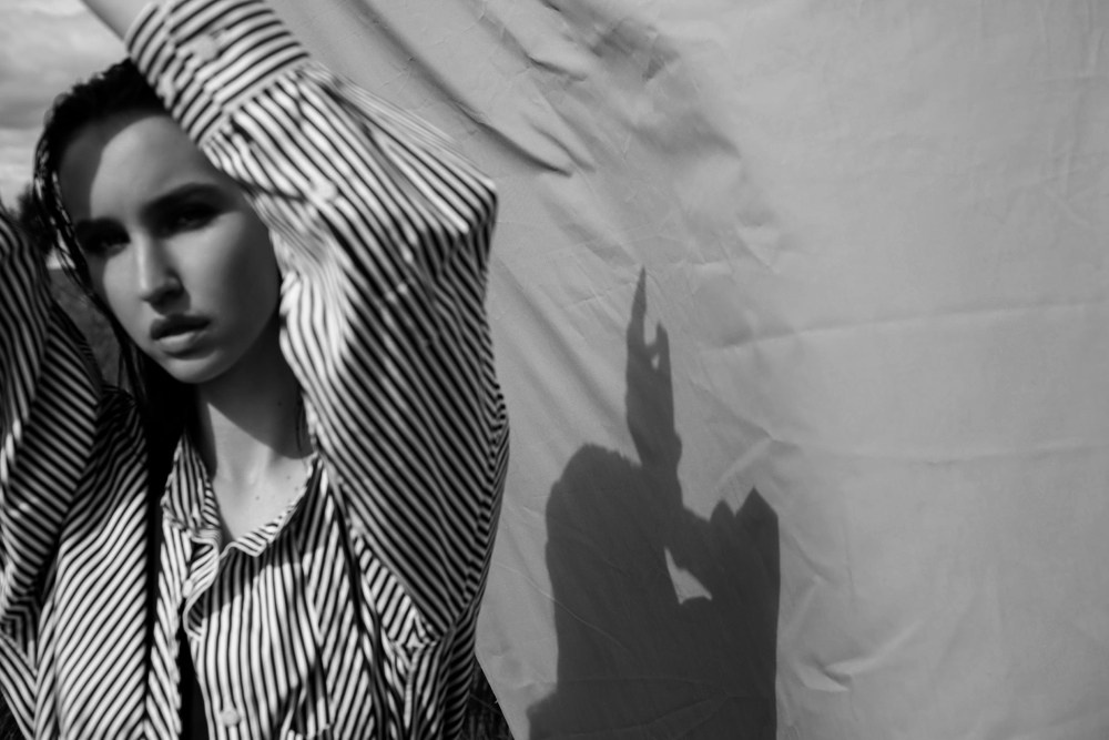 Портрет девушки на улице с тканью