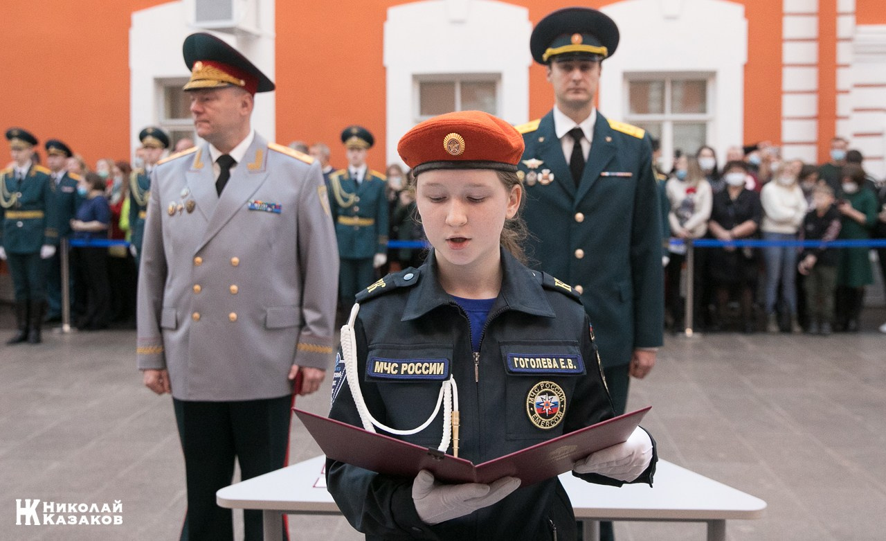 Воспитанница кадетского класса МЧС читает присягу во время торжественного посвящения в кадеты в Атриуме Петропавловской крепости