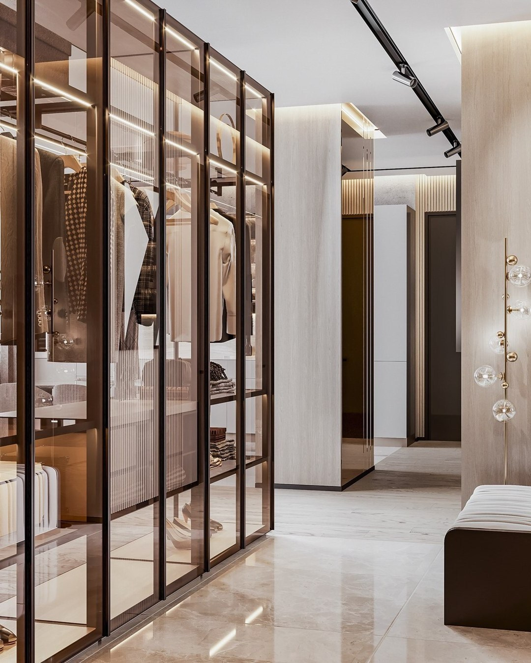 Гардеробная со стеклянными фасадами, подсветкой и золотыми элементами | Валерия Котович