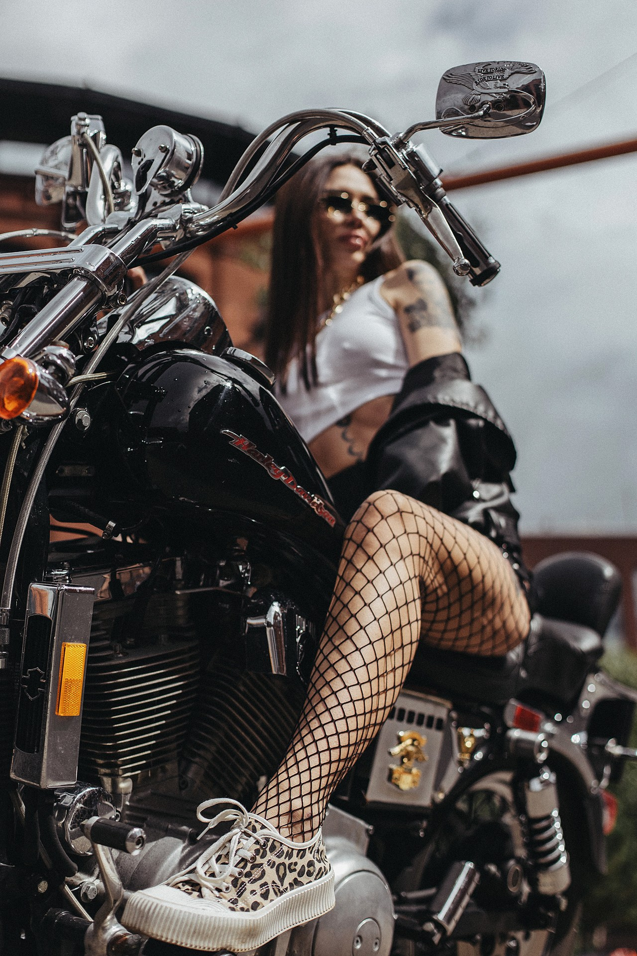 Фотосессия с байком на парковке. Семейный и детский фотограф в Москве Артём Жигурс