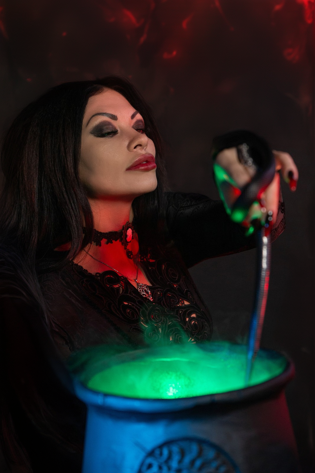 готическая фотосессия ведьмы со змеями, спиритическая доска, черепа