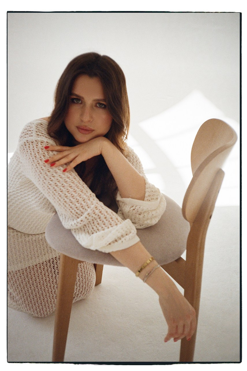 Минималистичная фотосессия. Сестры Карабаза. Фотографы и ретушеры в Москве и Санкт-Петербурге