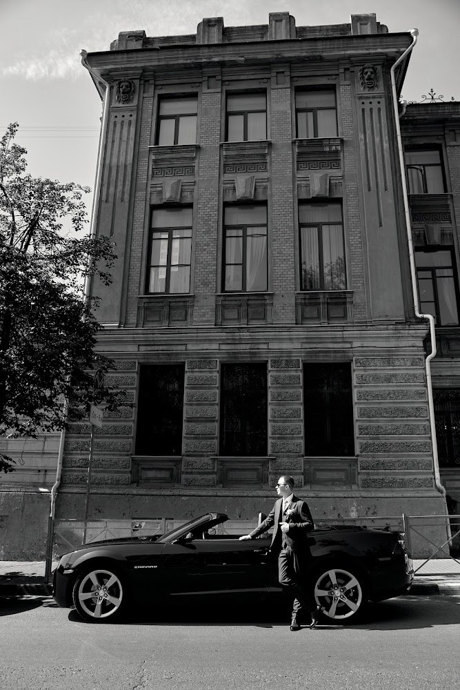 Динамичный кадр с машинным движением и женихом у здания Почтамта. Автор: Орешина Елена.