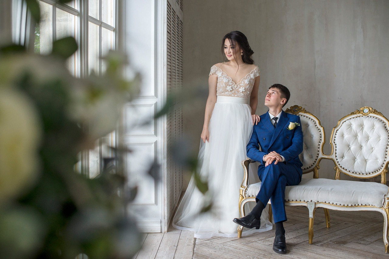 жених смотрит на невесту