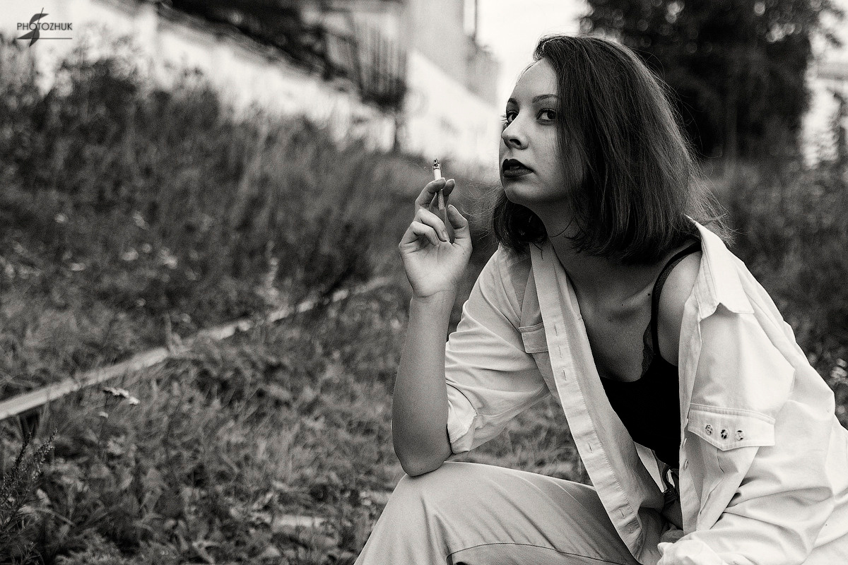 девушка с сигаретой
