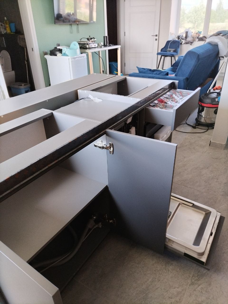 Фото с монтажа |Мебель на заказа: кухни, шкафы и т.д. в Томске. ГУДРУМ — Мебель на заказ в Томске | Кухни | Шкафы | Стулья и Столы