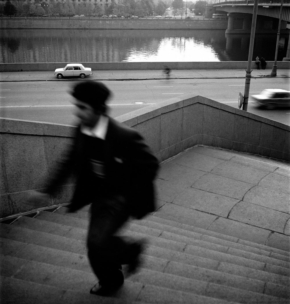 абстрактная уличная фотография с отражениями и светом в стиле Слюсарева