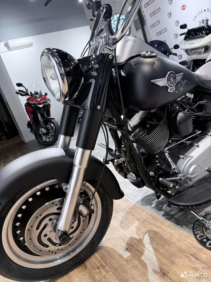 Купить Harley-Davidson Fat Boy ABS (Black Denim) (Softail/Dyna) — подробнее на сайте. Hello Davidson, Москва. Только хорошие мотоциклы…