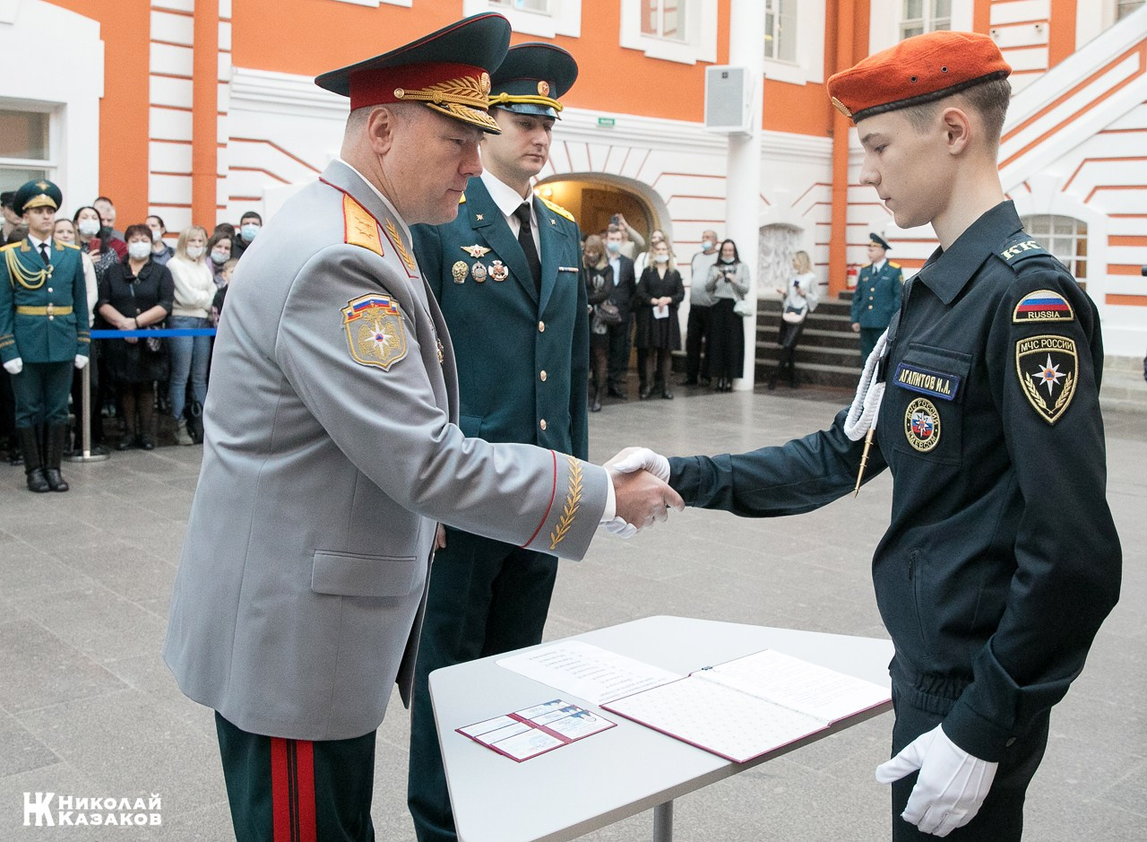 Алексей Серко поздравляет воспитанника кадетского класса МЧС после посвящения в кадеты  в Петропавловской крепости