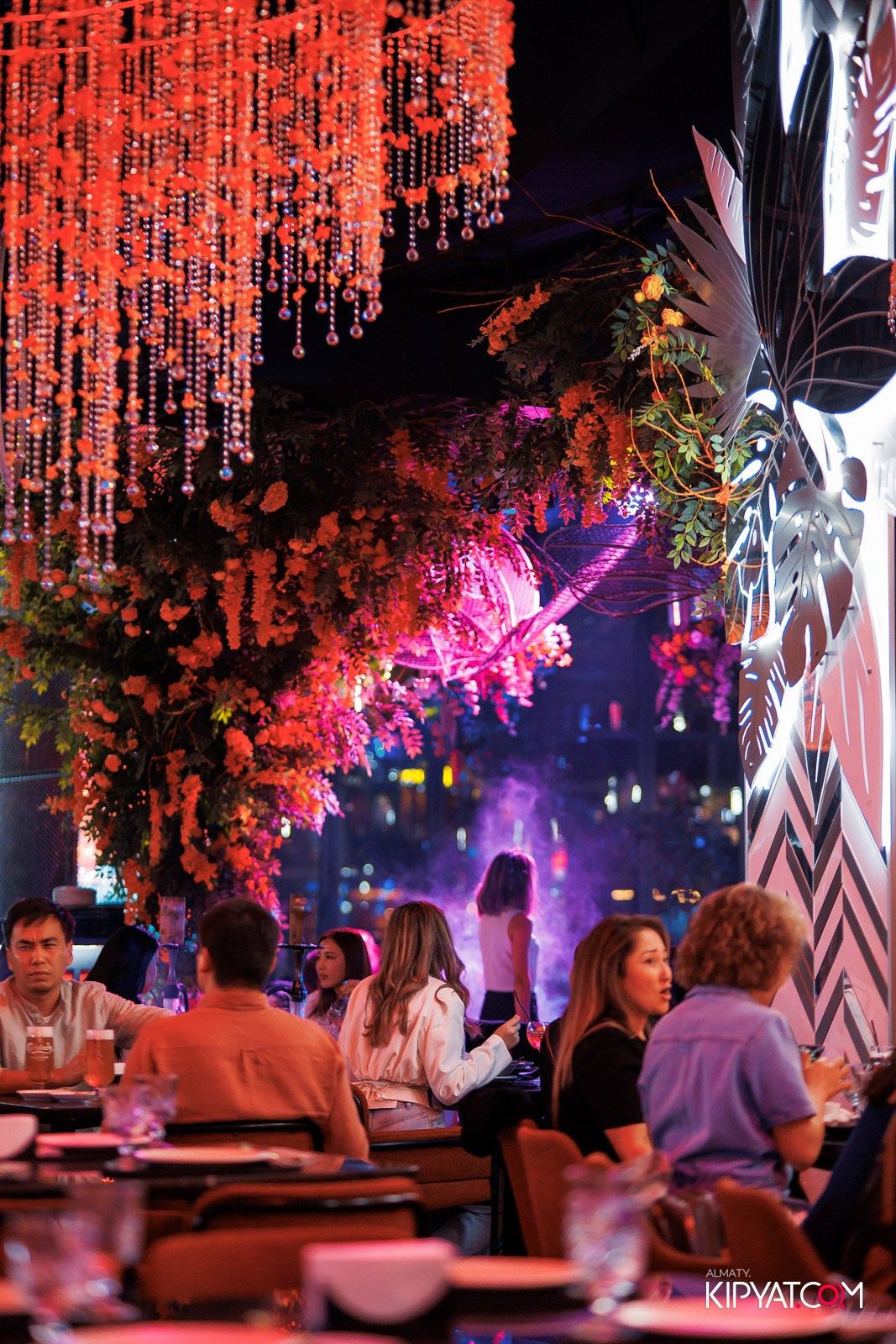 FRIENDS BAR & TERRACE. КИПЯТКОМ АЛМАТЫ!