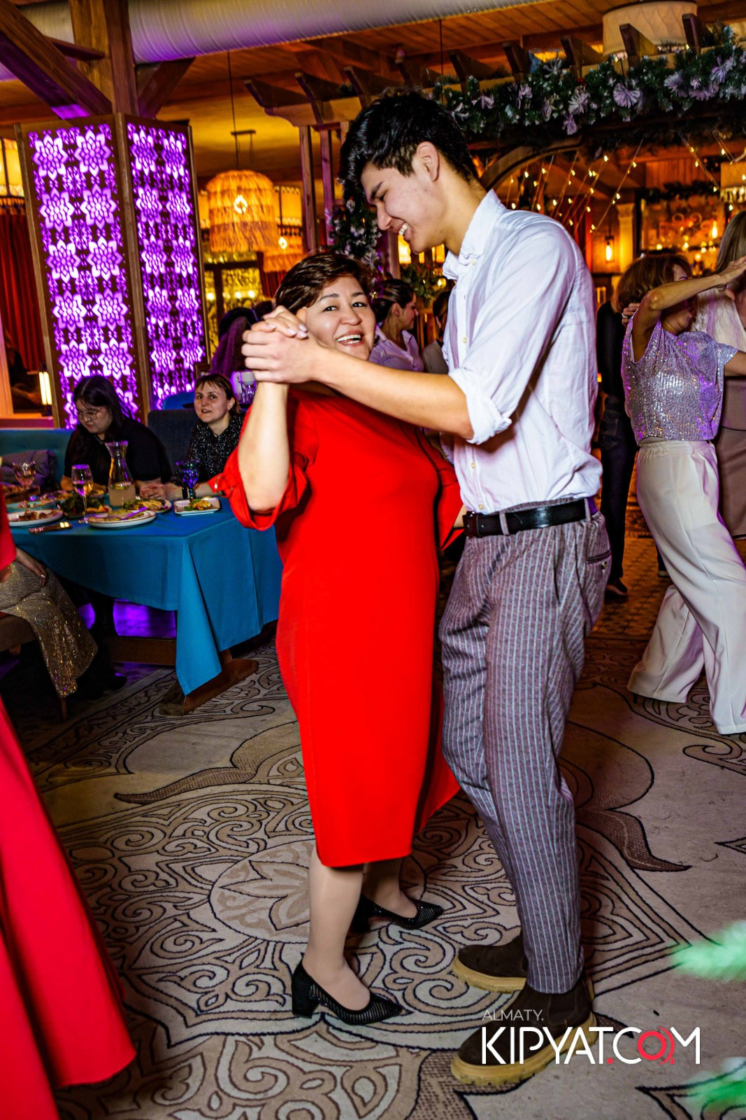 ГРУЗИНСКИЙ ДВОР НА КАБАНБАЙ БАТЫРА. КИПЯТКОМ АЛМАТЫ!