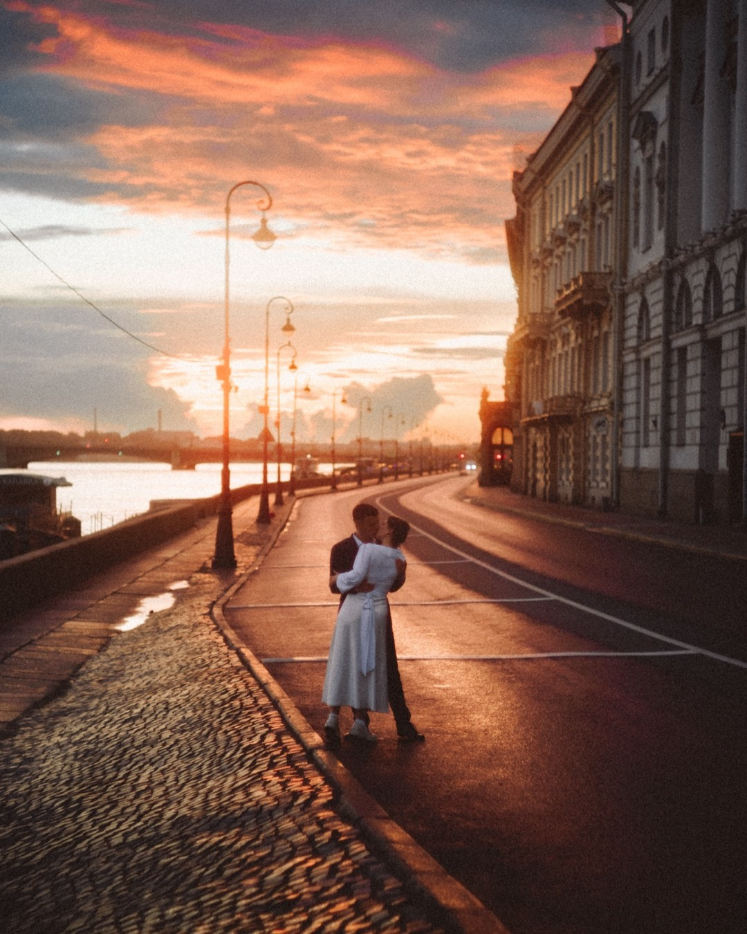 Свадебная прогулка на рассвете на фоне разводных мостов, Санкт-Петербург