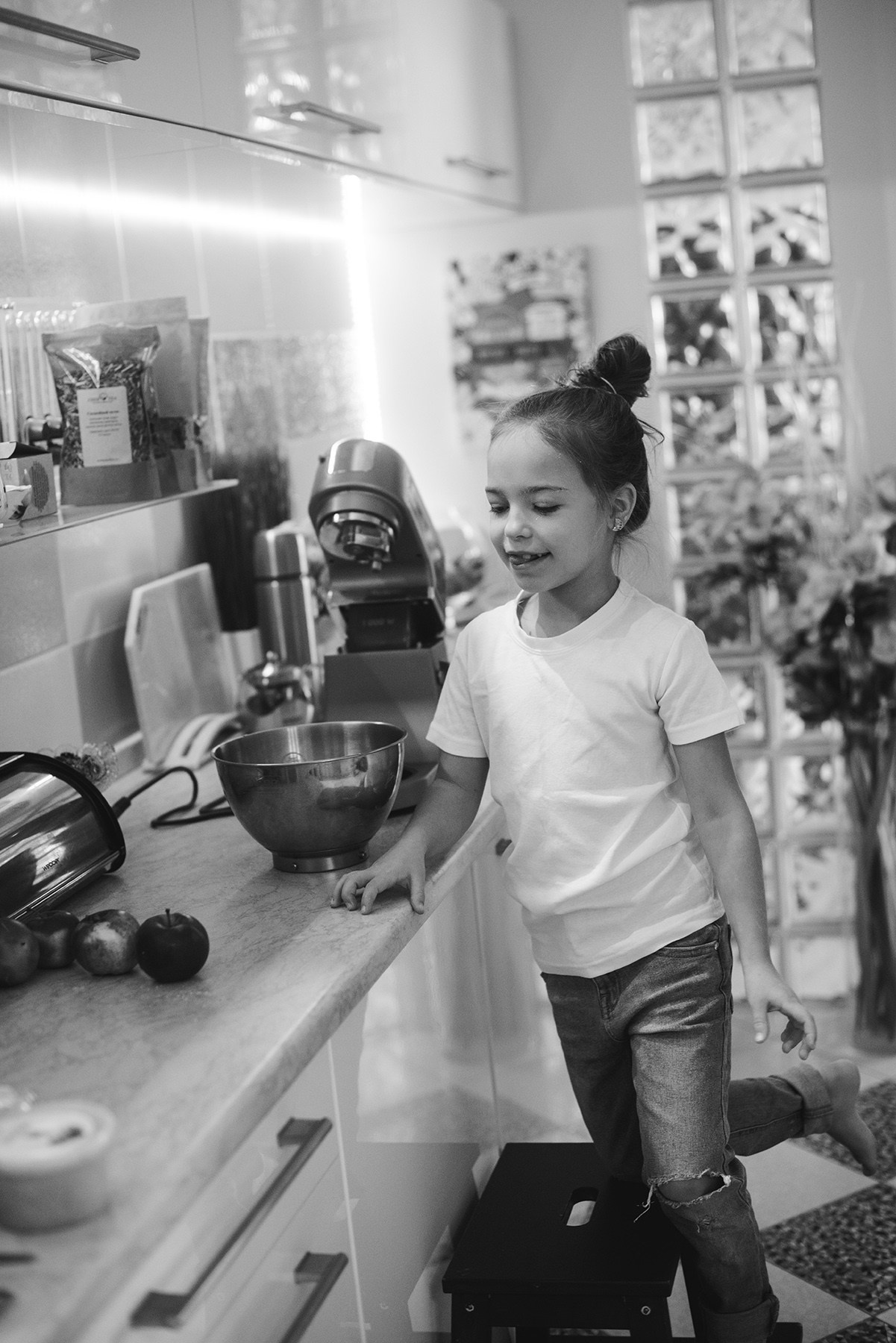 Family photo shoot at home , mom and daughter are cooking,  Photographer Elena Carruthers, Scotland