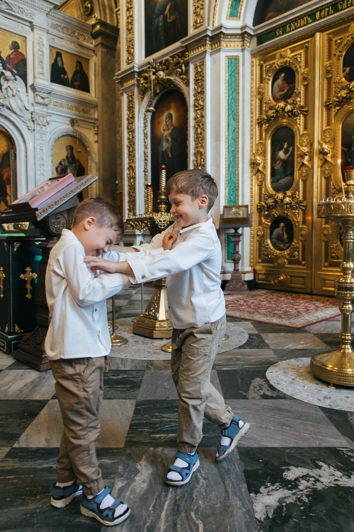 Индивидуальное крещение в Исаакиевском соборе двух братишек. Где лучше креститься в СПб. Лучшие храмы для крещения. Фотограф Денис Дорфф, фотосъемка крещений и венчаний.