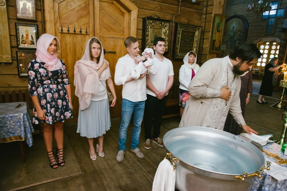 Крещение Церковь Иконы Божией Матери Казанской. Вырица. Фотограф на крещение в Санкт Петербурге