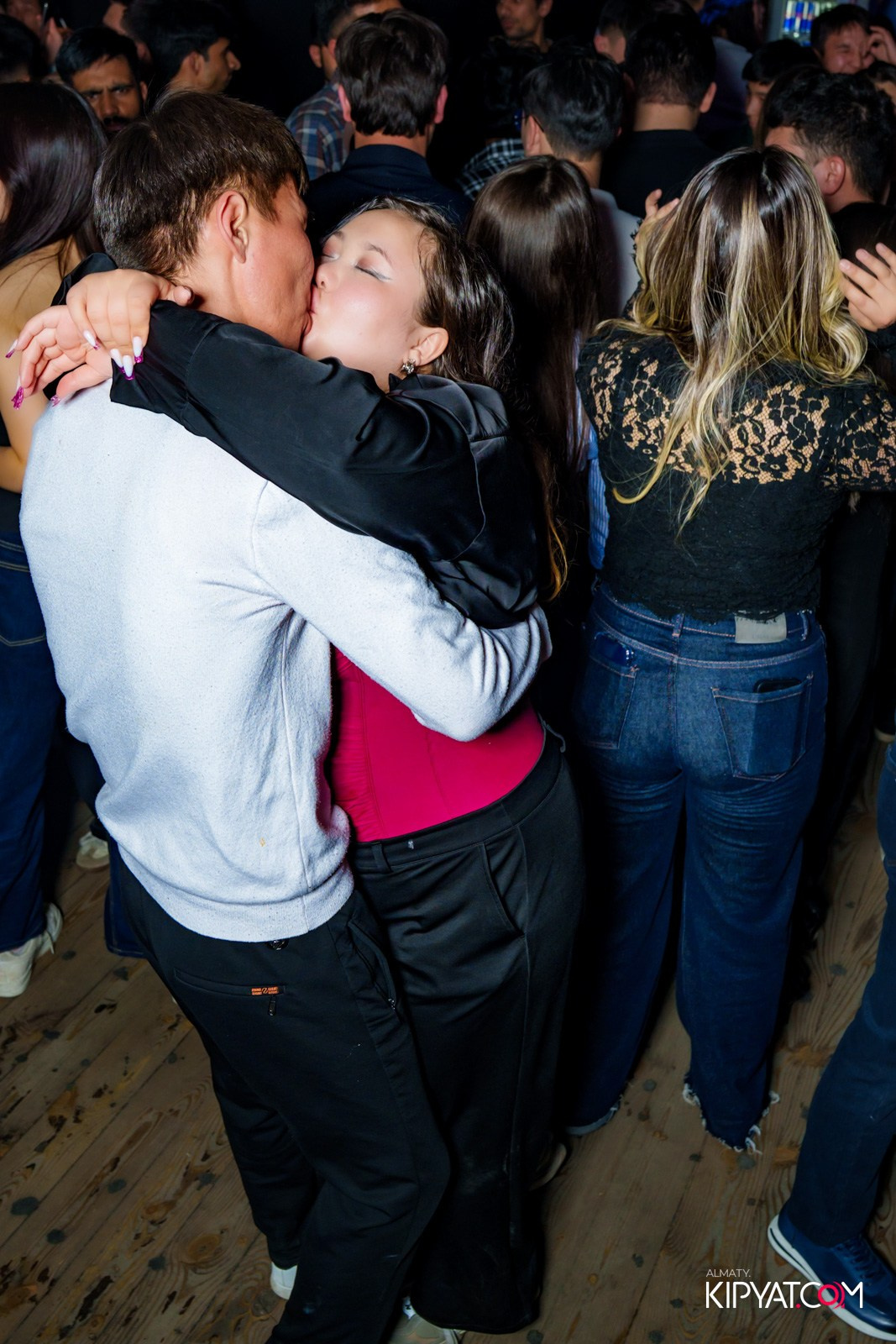 UYAT EMES BAR. КИПЯТКОМ АЛМАТЫ!