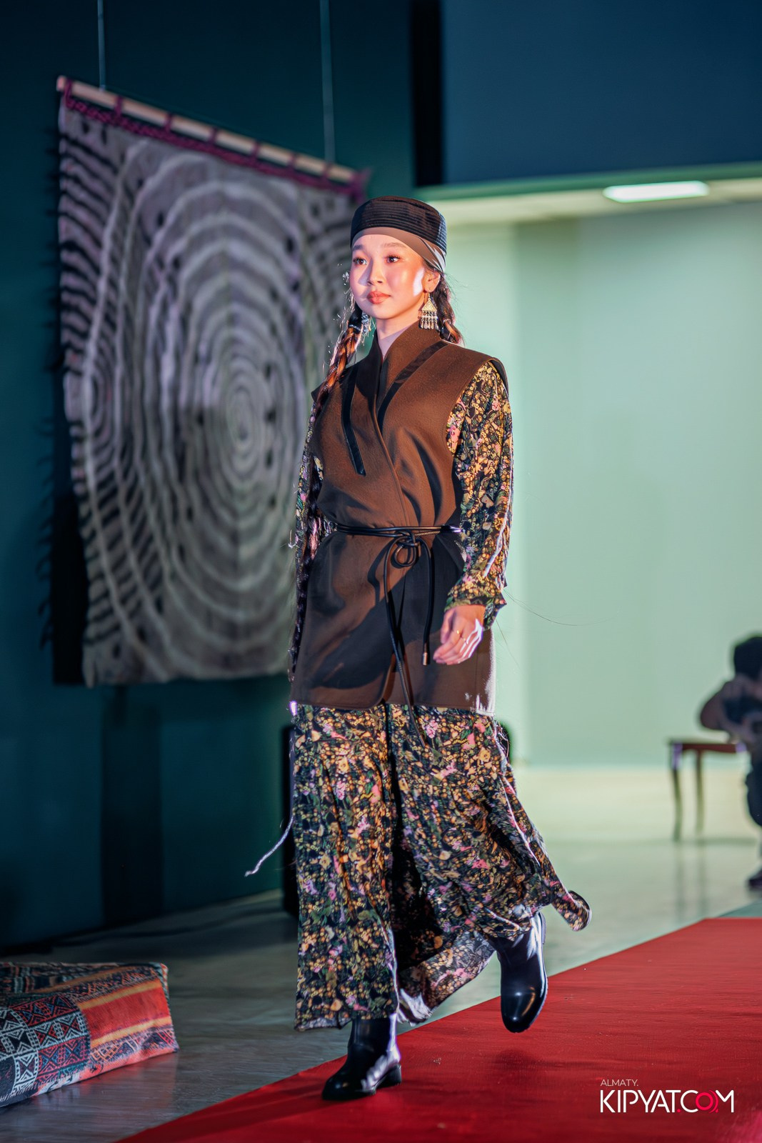 FASHION ПОКАЗ, КАЗАХСКОЙ НАЦИОНАЛЬНОЙ ОДЕЖДЫ. КИПЯТКОМ АЛМАТЫ!