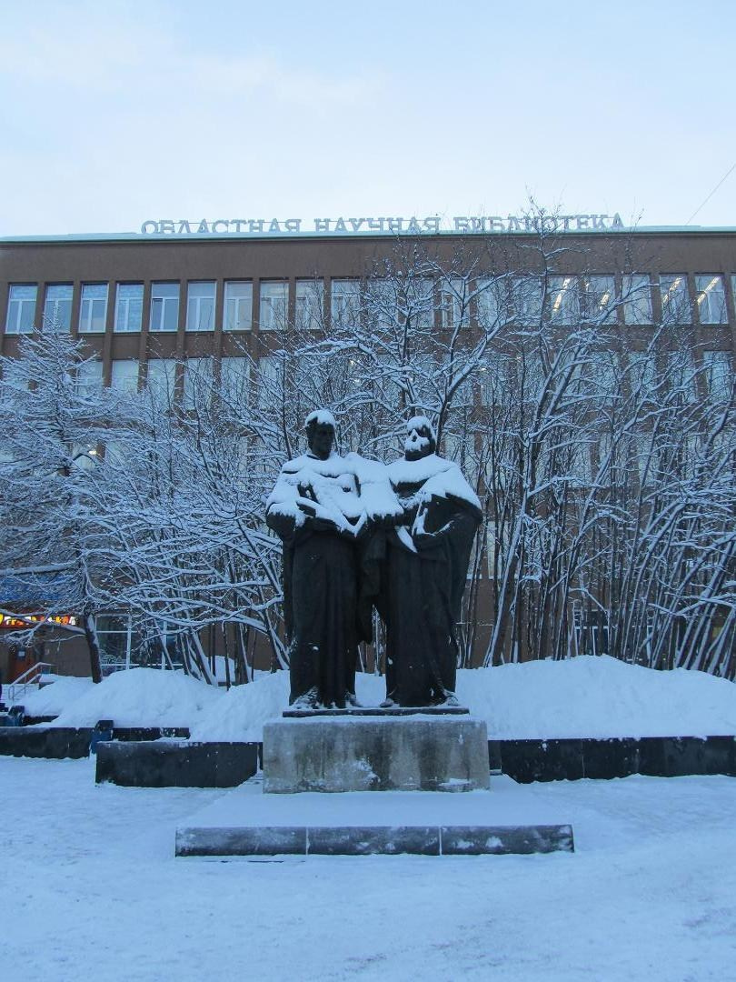 Памятник Кириллу и Мефодию у библиотеки