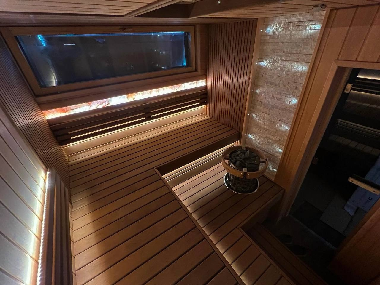 Парная в Ривер Парке из ольхи и термоольхи, с солевой линией, точечной подсветкой панно и камня, печь — Harvia Cilindro. SaunaTopMasters