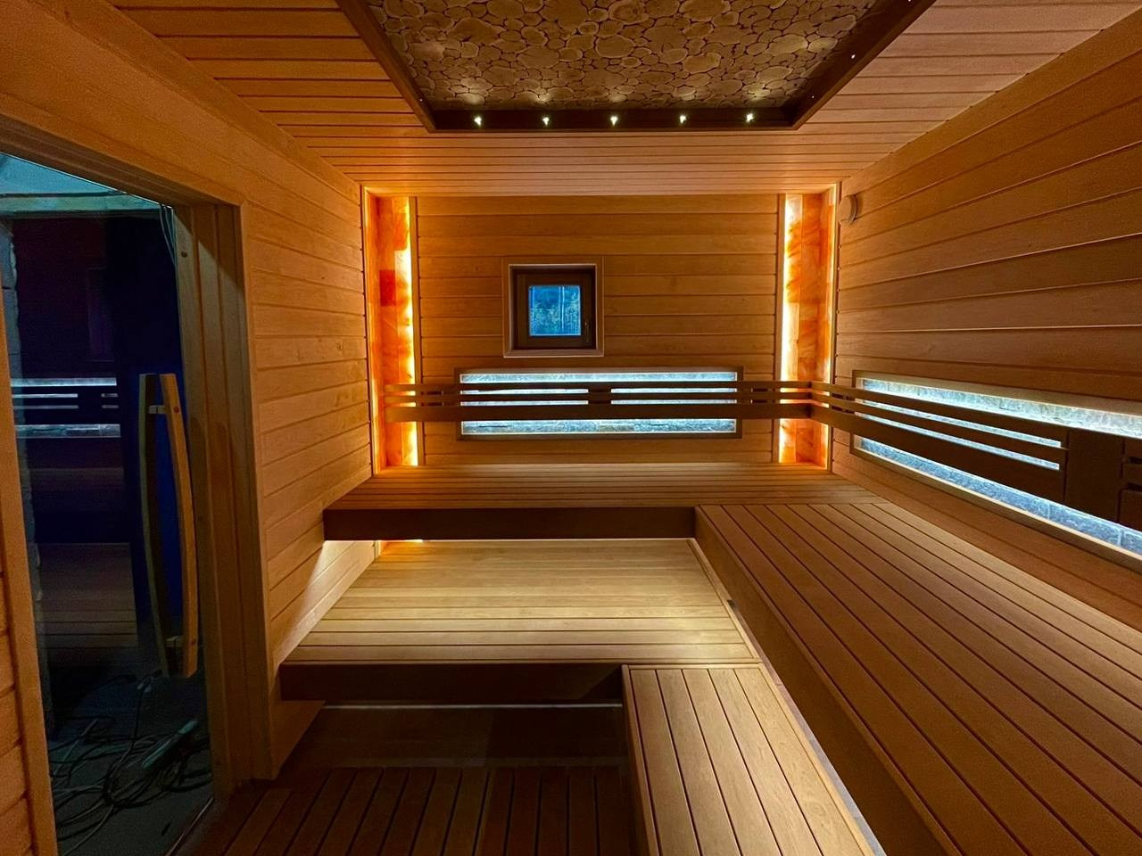 Парная в Манушкино по проекту MBSaun: гармония гималайской соли и натурального камня за подспинниками создаёт особую атмосферу уюта. SaunaTopMasters