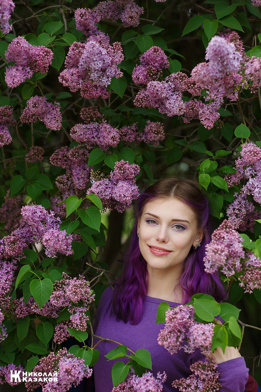 Портретная фотосессия в цветущей сирени в Санкт-Петербурге. Николай Казаков. Профессиональный фотограф. Преподаватель фотографии